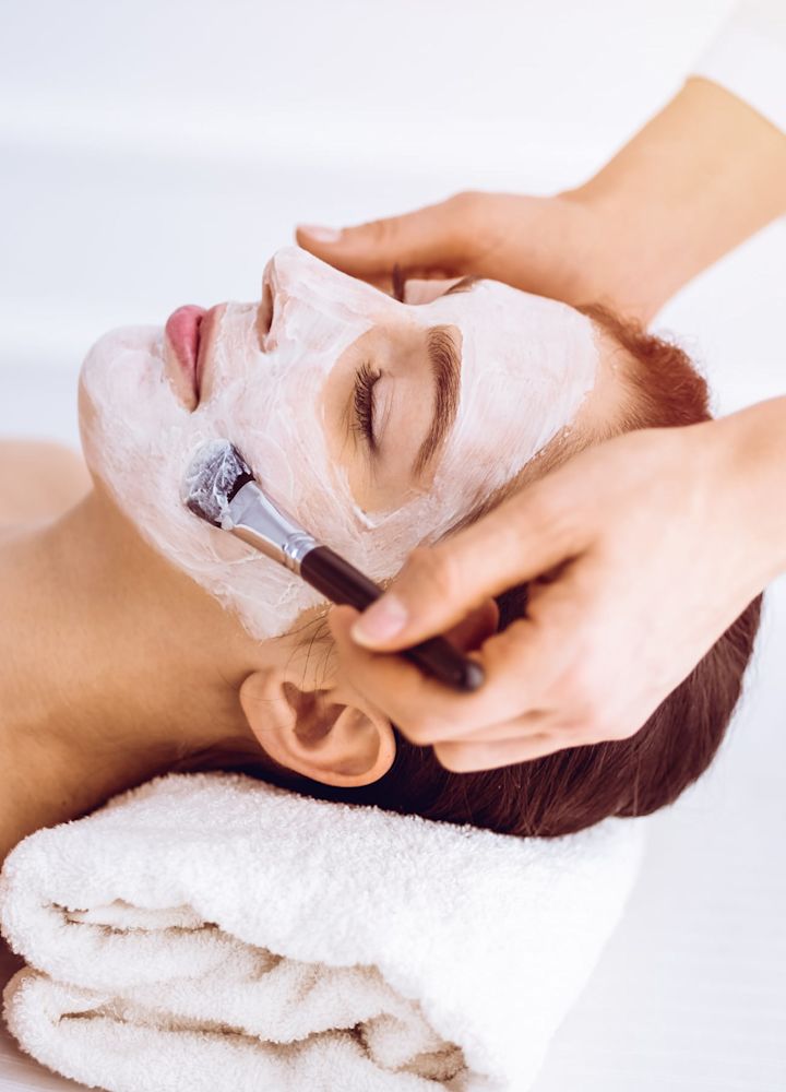 Wanita menjalani perawatan spa