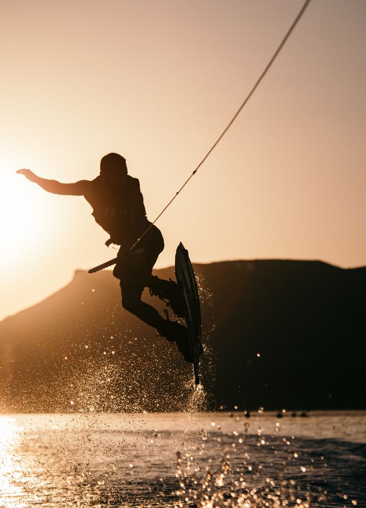 Persona che pratica lo sci d'acqua al tramonto