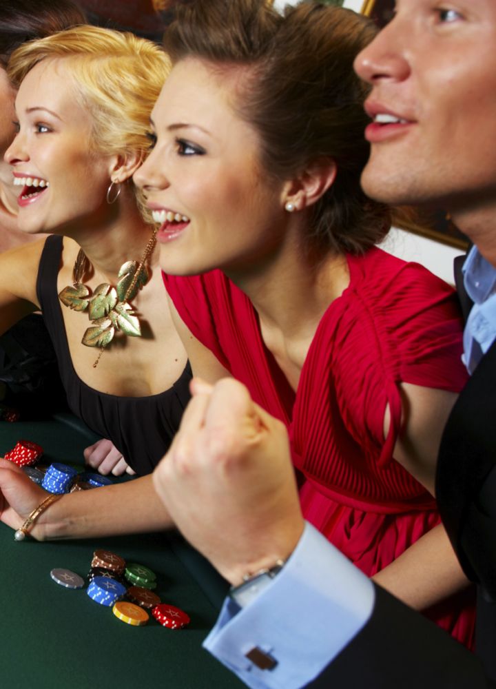 Personas jugando a la ruleta de póquer