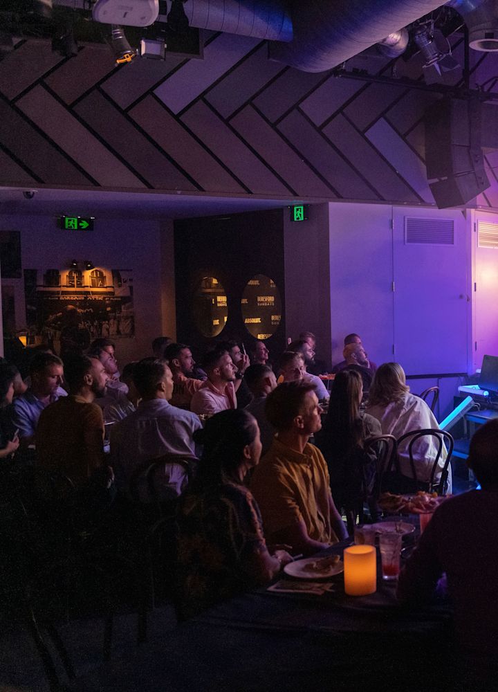 Persone in un club che ascoltano una band dal vivo