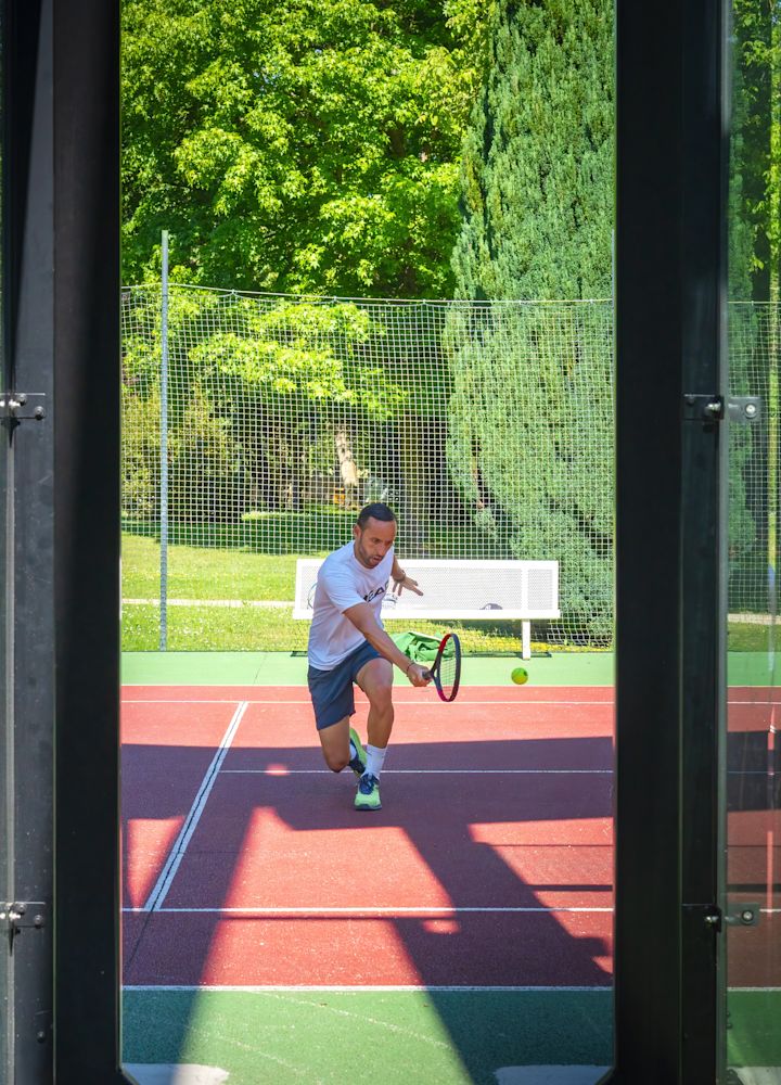 Vue de l'intérieur d'un homme jouant au tennis