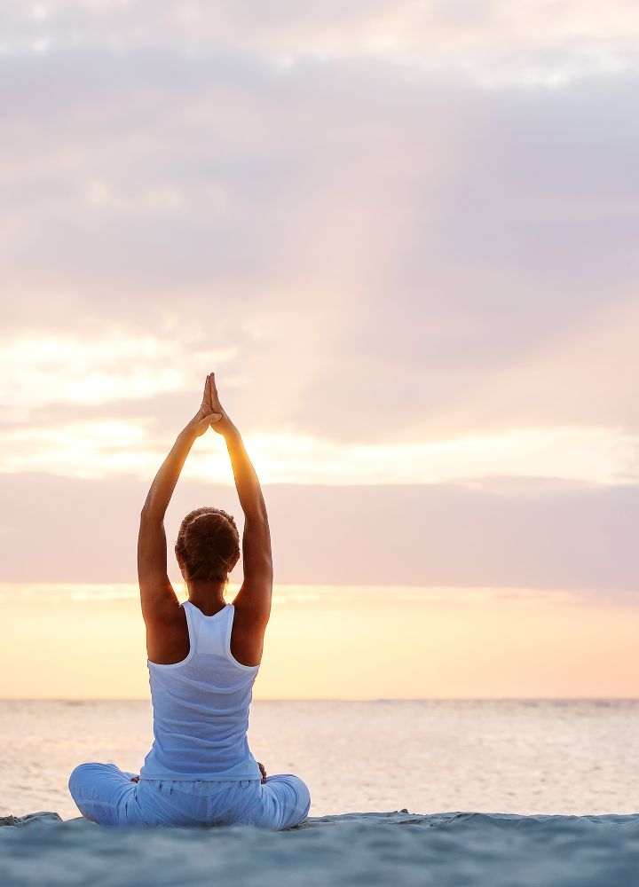 Plajda yoga yapan beyaz kadın