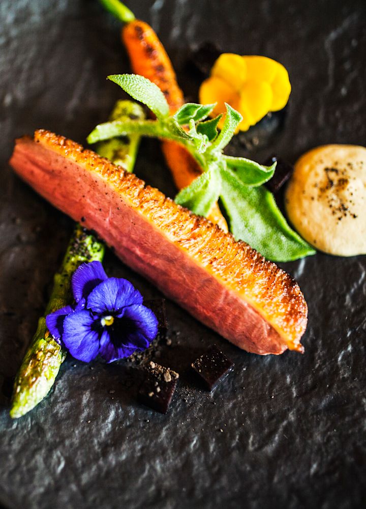 Plats décorés de fleurs sur une assiette texturée