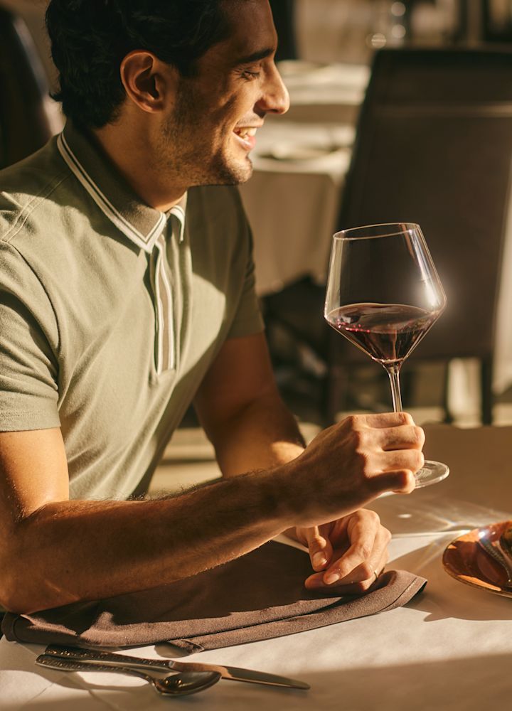 Couple savourant une boisson et un repas à table