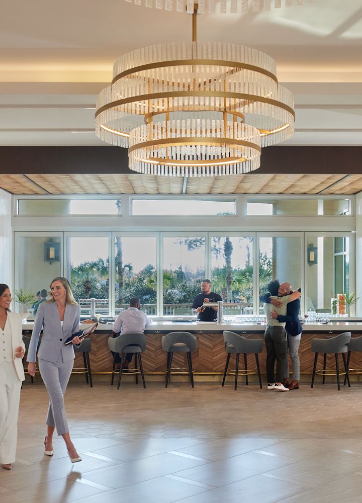 Des personnes qui se rencontrent dans le bar du hall