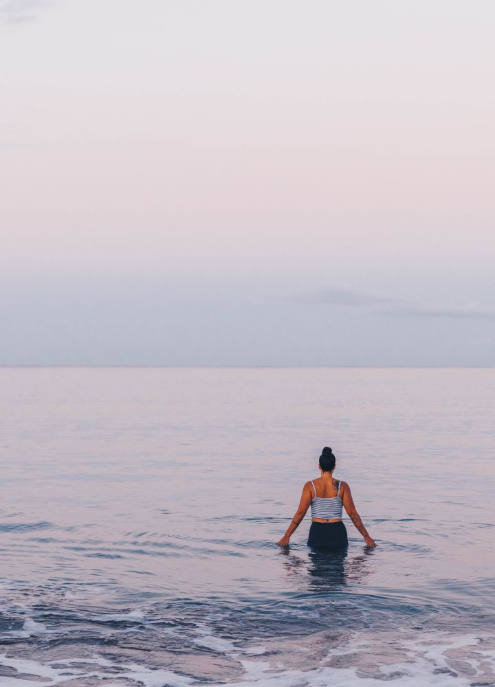 一位正在大海游泳的女士