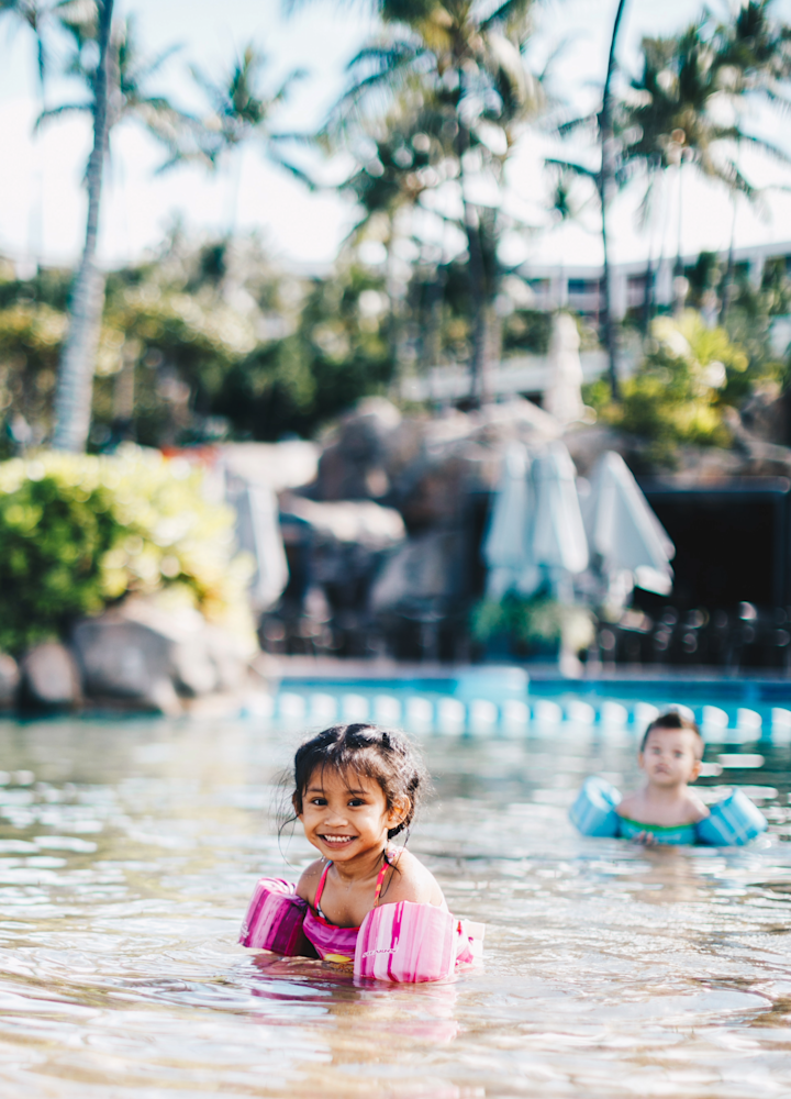 Niña en la piscina