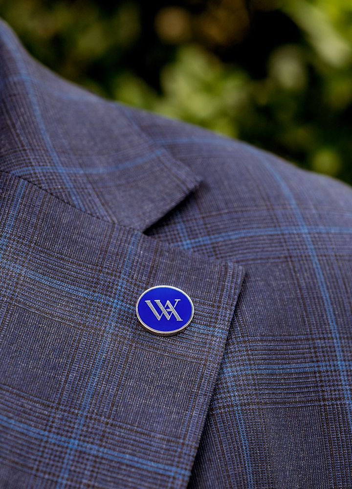 Gros plan d'une épingle avec le logo Waldorf