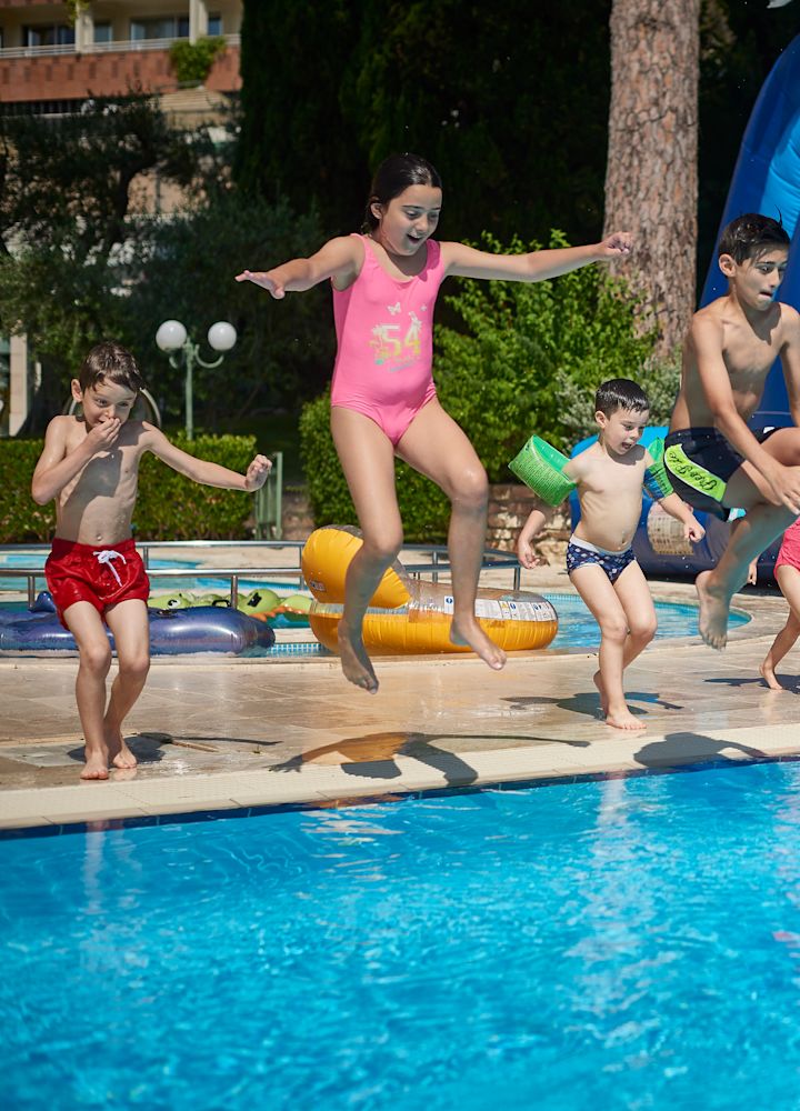 crianças brincando na piscina