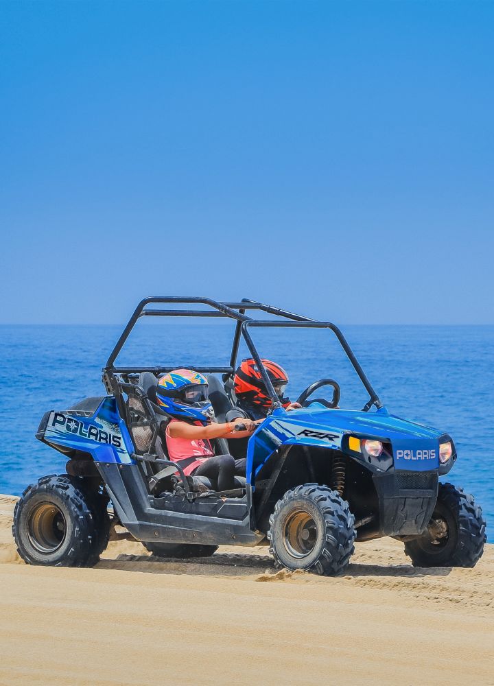 ビーチにあるATV車両