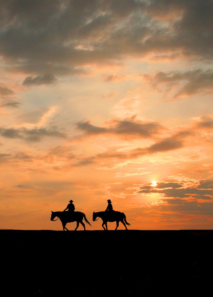 Coppia con cavalcata al tramonto