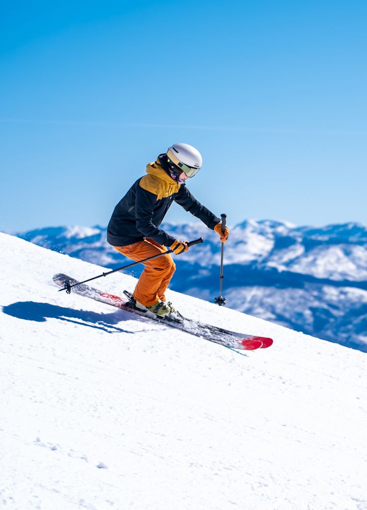 en person som åker skidor på ett berg