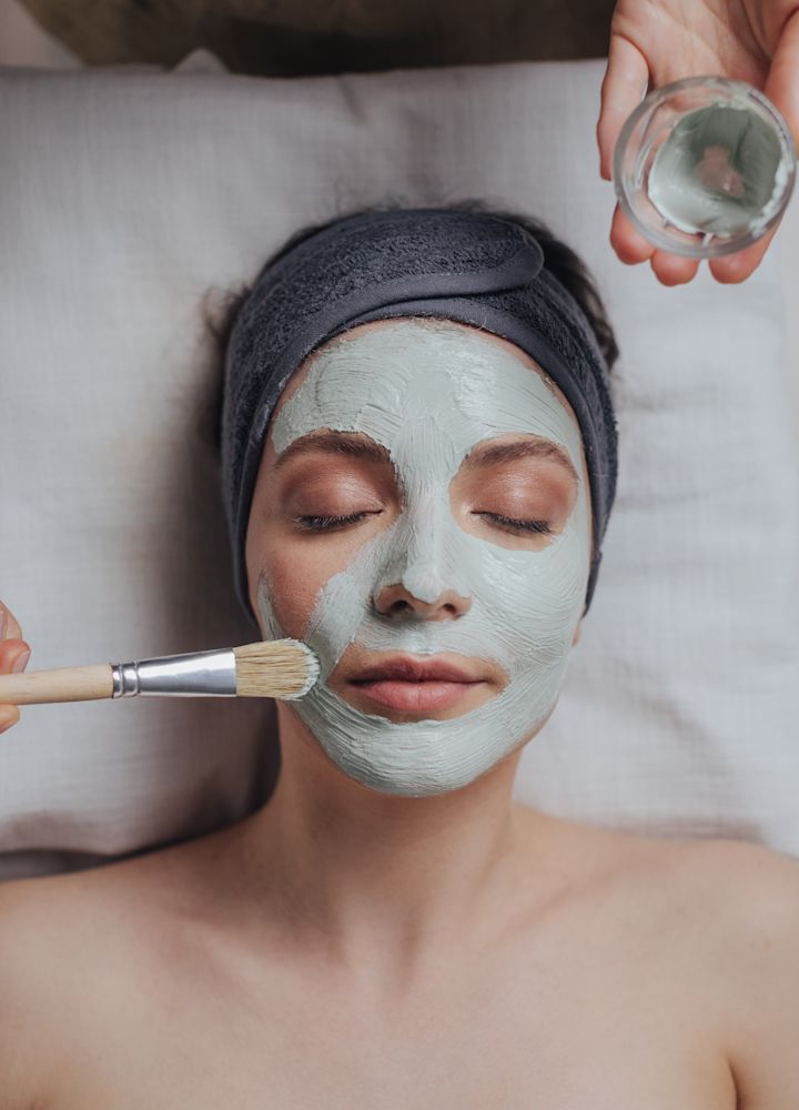 Femme recevant un soin du visage