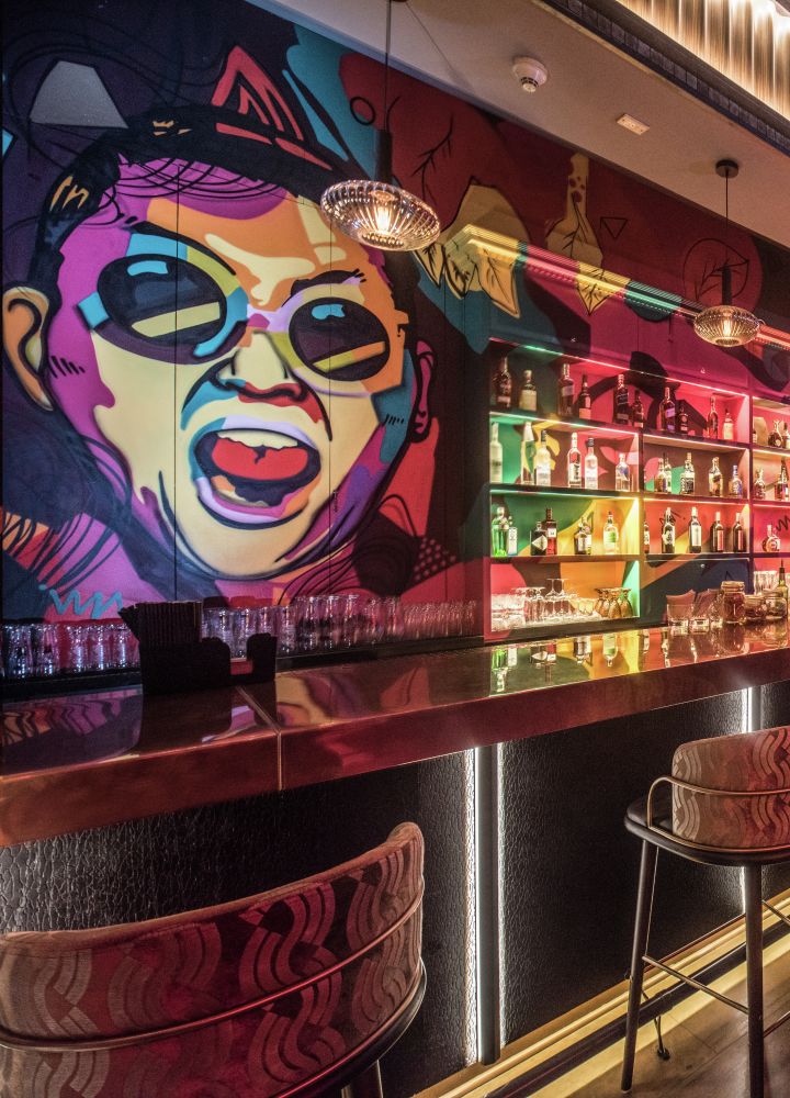 Bar mit Drinks und Neon-Beleuchtung