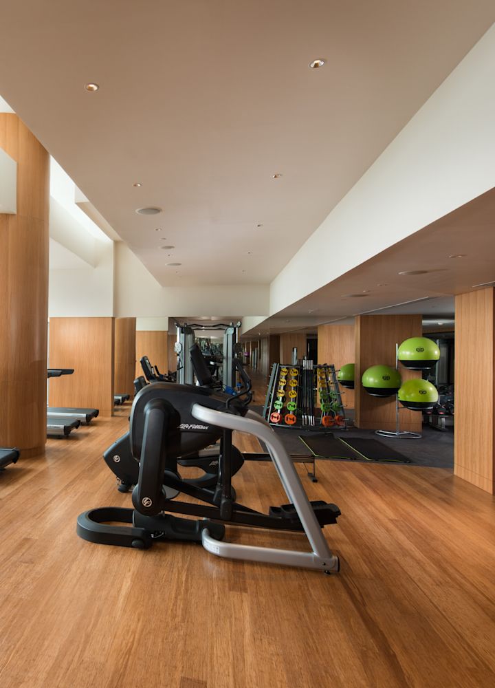 Tapis de course, poids et haltères dans une salle de musculation