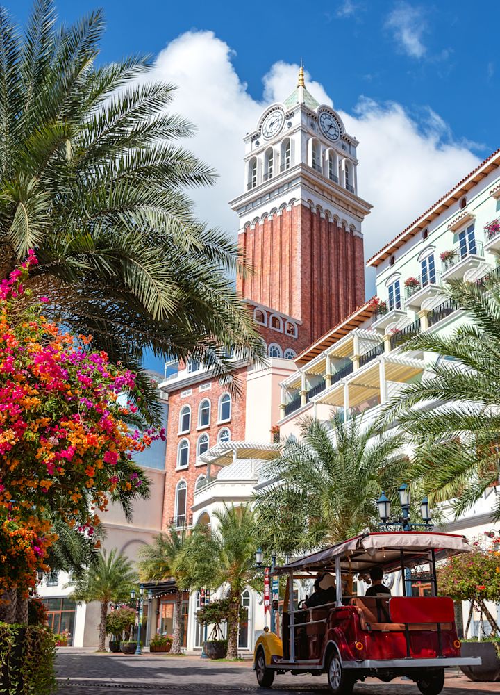 Eksterior hotel yang dikelilingi dedaunan tropis