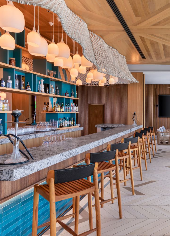 Lobby bar con vista al mar
