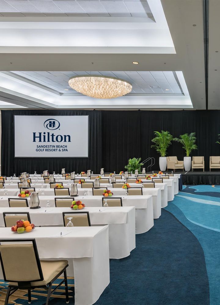 ห้องประชุมพร้อมโต๊ะและเก้าอี้