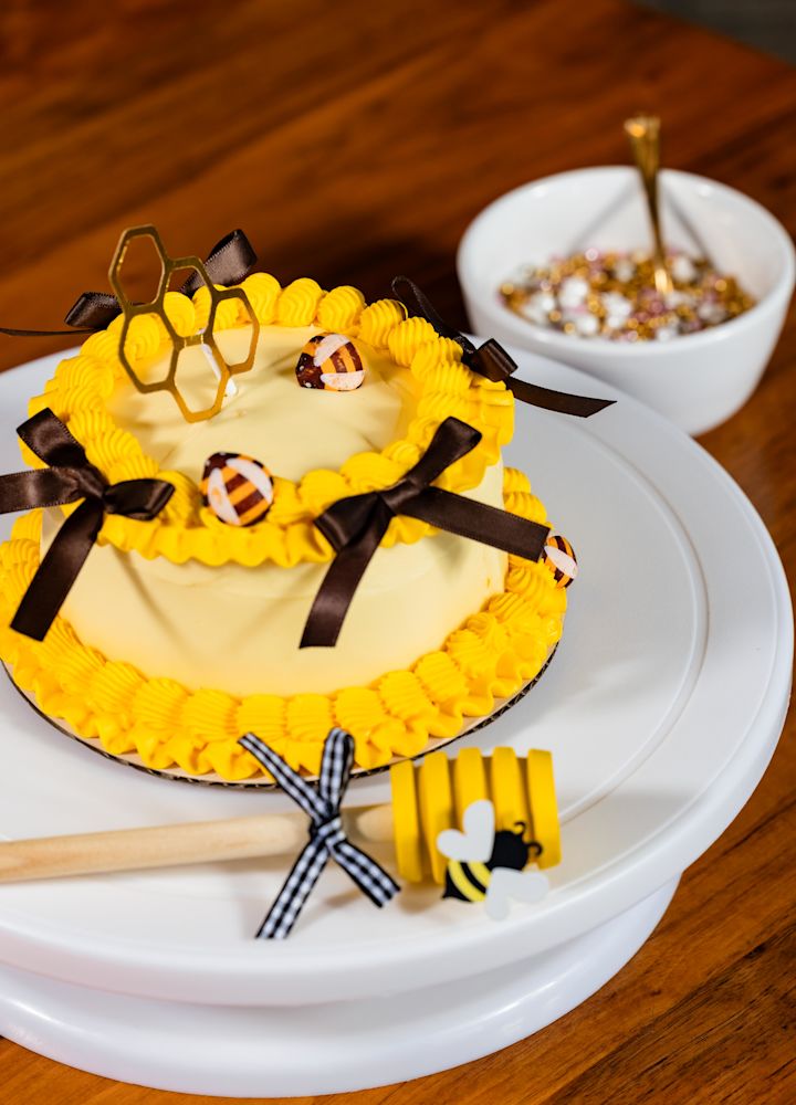 Torta decorata con un tema d'ape al ristorante SER Steak + Spirits