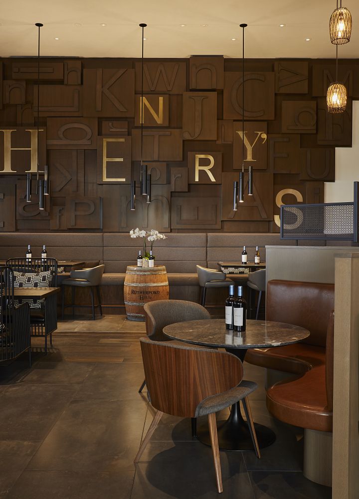Restaurante Henrys Uncorked con asientos