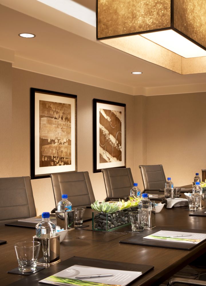 Ruang Rapat dengan Pengaturan HDTV untuk Pertemuan