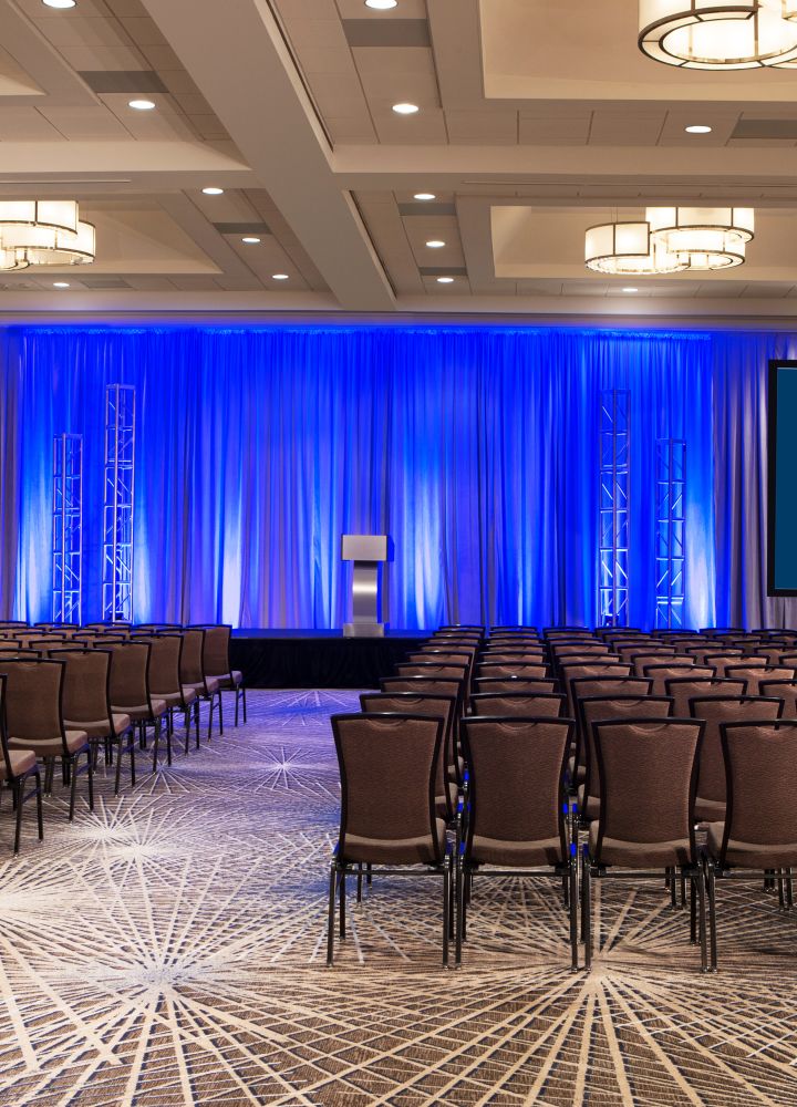 Ballroom dengan Tempat Duduk bergaya Teater