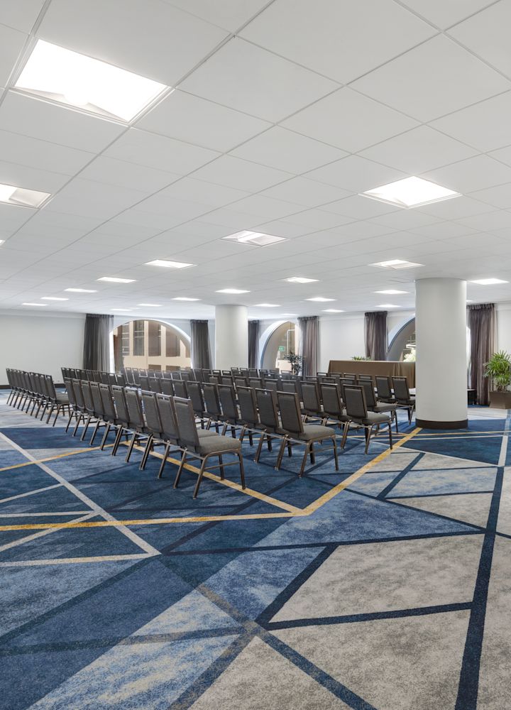 Vedere în unghi a sălii de conferință Embarcadero - stil teatru