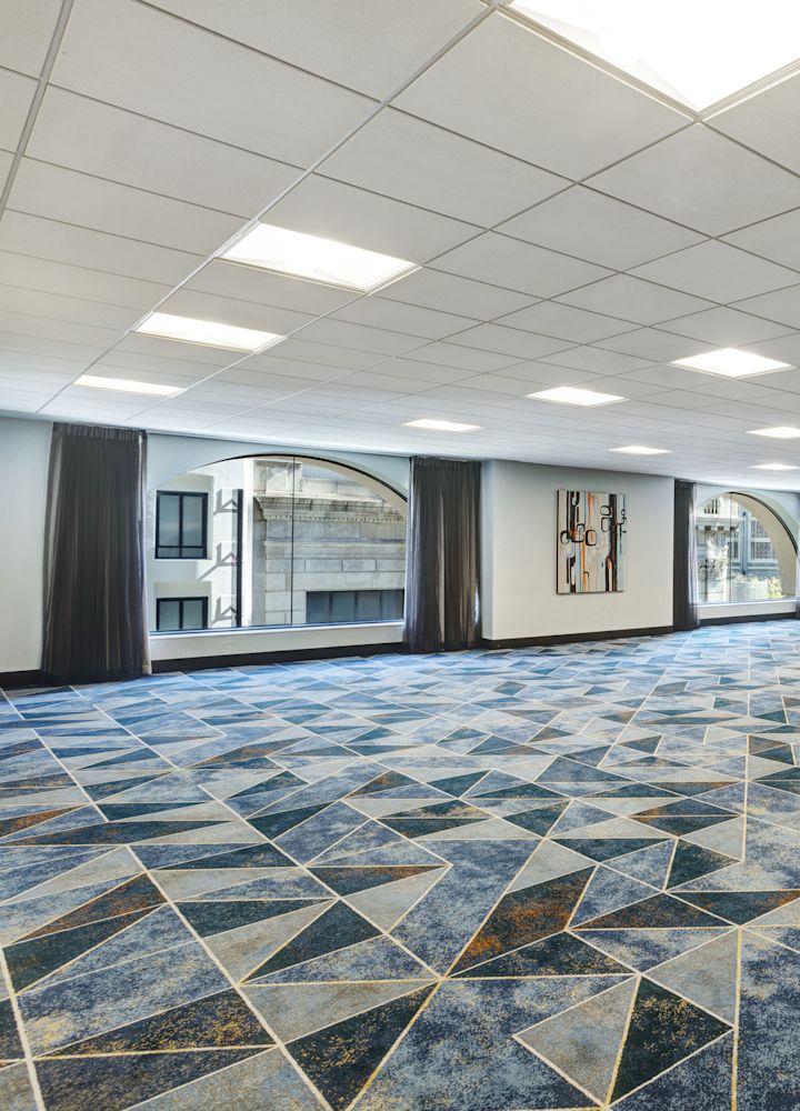 Market Street Meeting Space cu ferestre cu trei compartimente