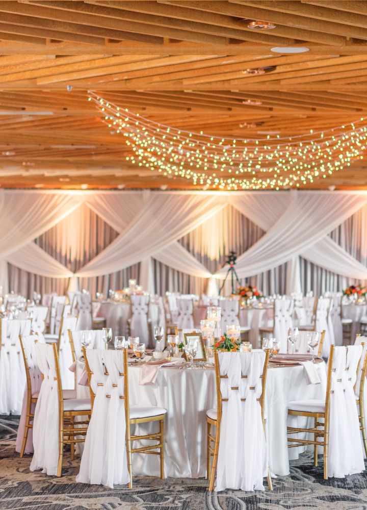 Przyjęcie weselne w sali konferencyjnej ze stołami i krzesłami