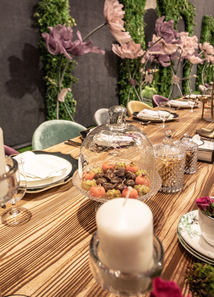 Tables aménagées avec des bougies