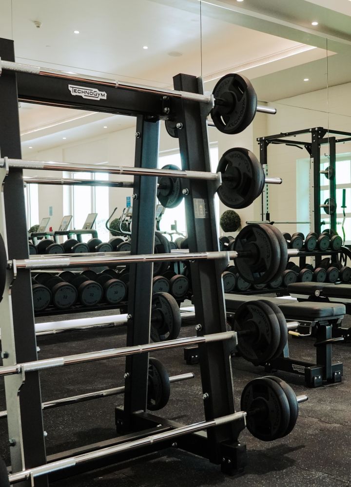 Centre sportif avec poids et haltères