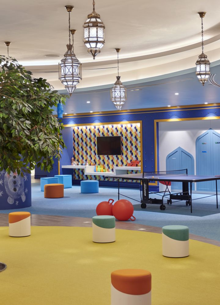 Club pour enfants avec décoration colorée et arbre