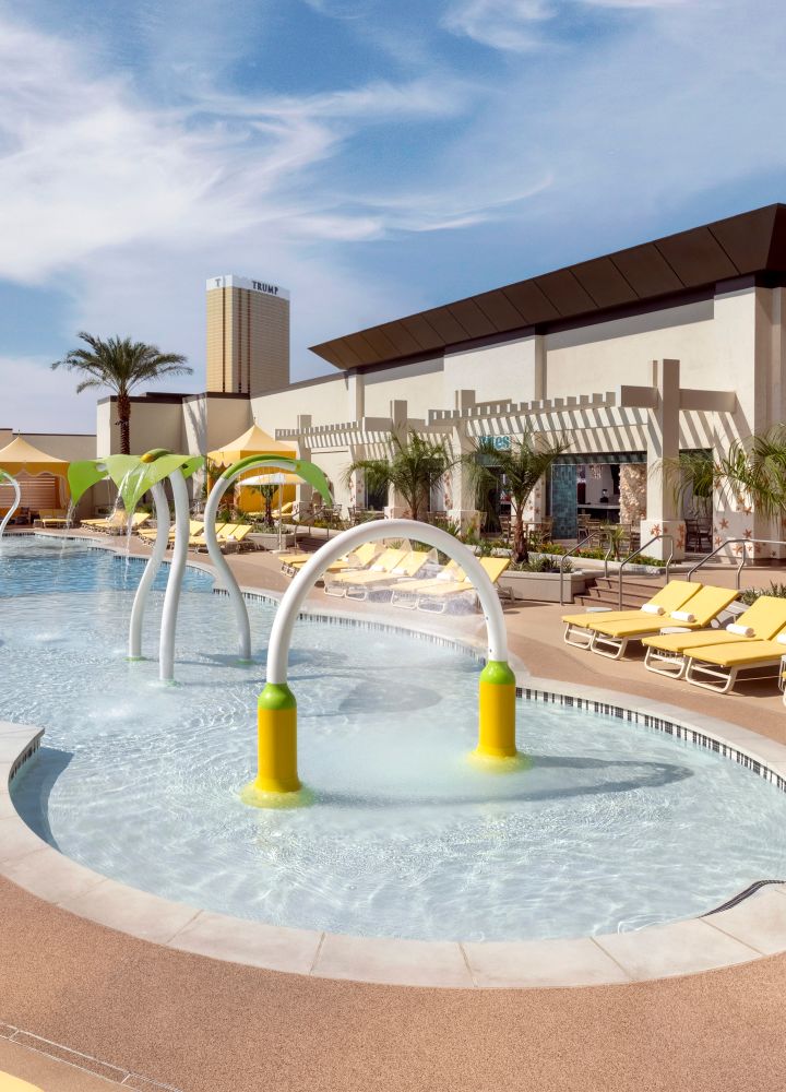 Piscine extérieure avec chaises longues