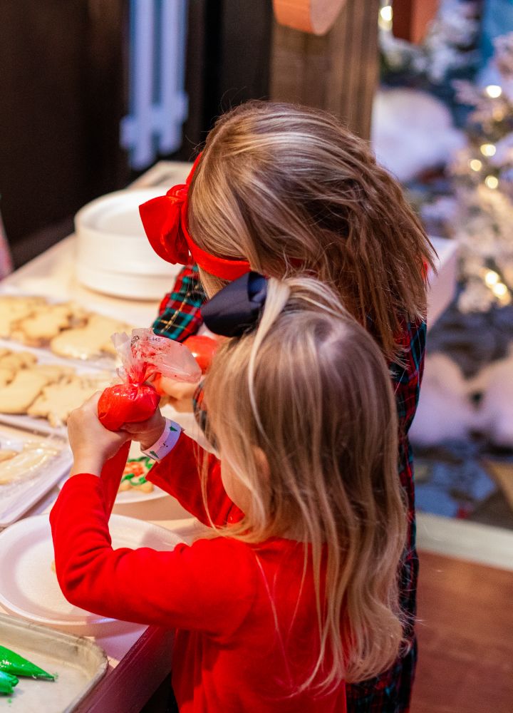 kids decorating cookies