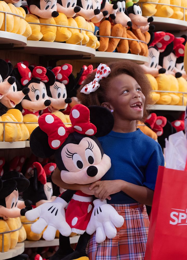 Dziewczynka z zabawkami Disneya