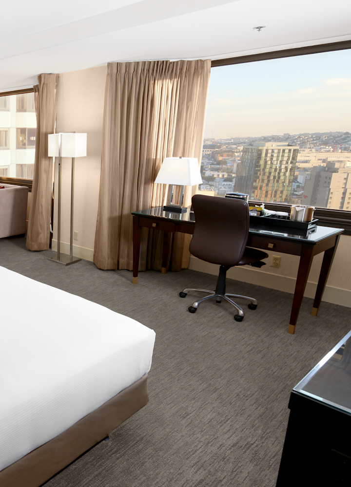 Cameră de oaspeți cu pat King