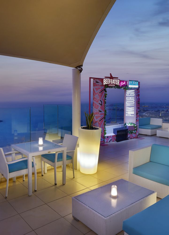 Vista para o mar e para Ain Dubai (Dubai Eye) do terraço do Pure Sky Lounge
