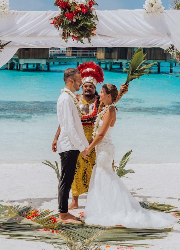 ビーチで結婚するカップル