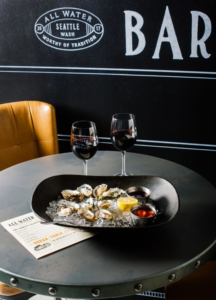 Barbereich mit Tisch und Stühlen