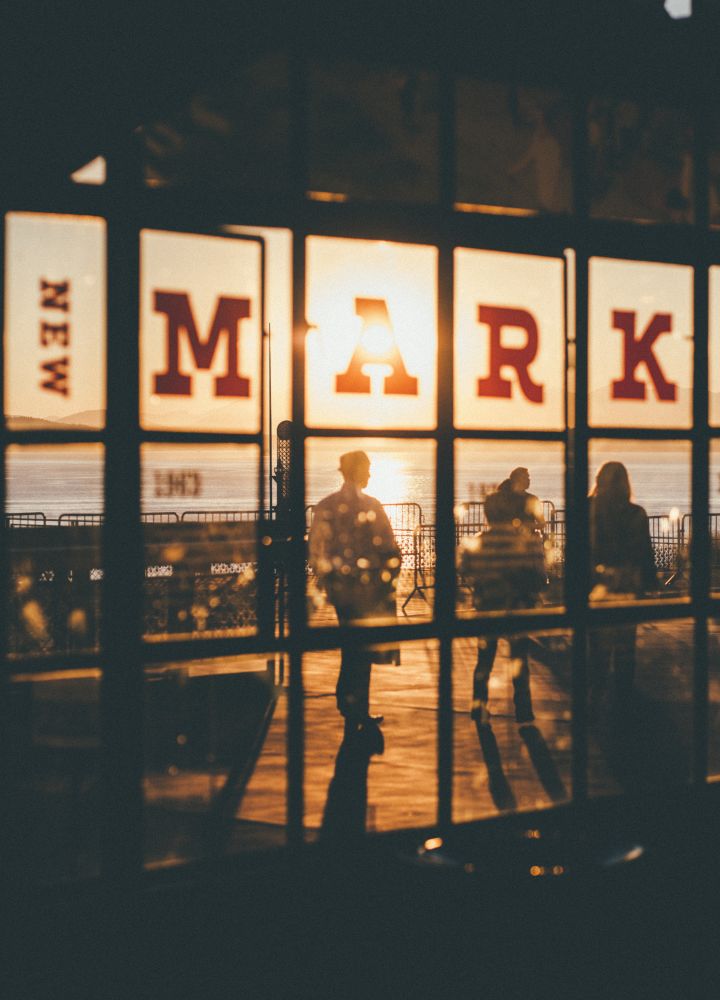 Marktbereich mit Personen, die im Freien sichtbar sind