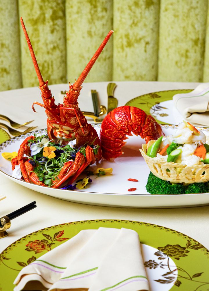 nourriture sur la table de salle à manger