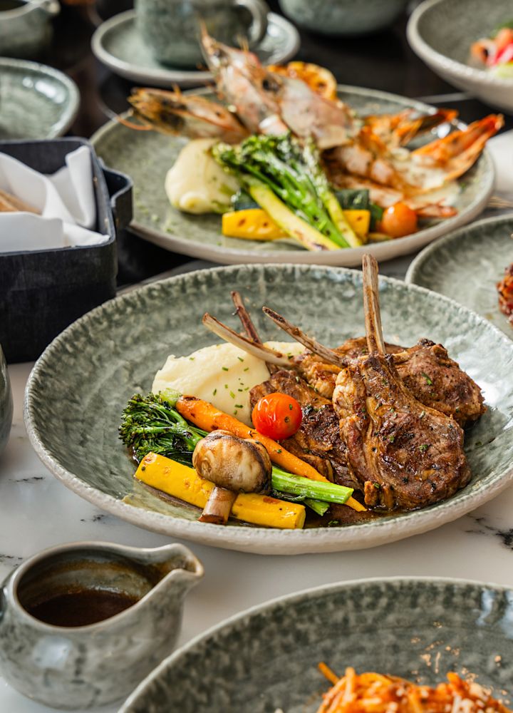 Jídelní snímek talířů s jídlem v pokoji