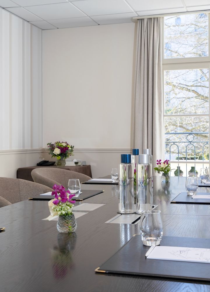 Salle de conférence aménagée avec une fenêtre