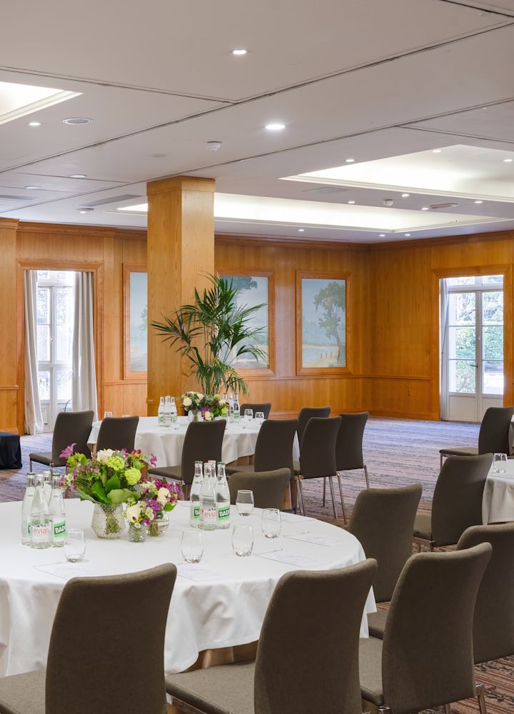 Espace événementiel aménagé avec des tables