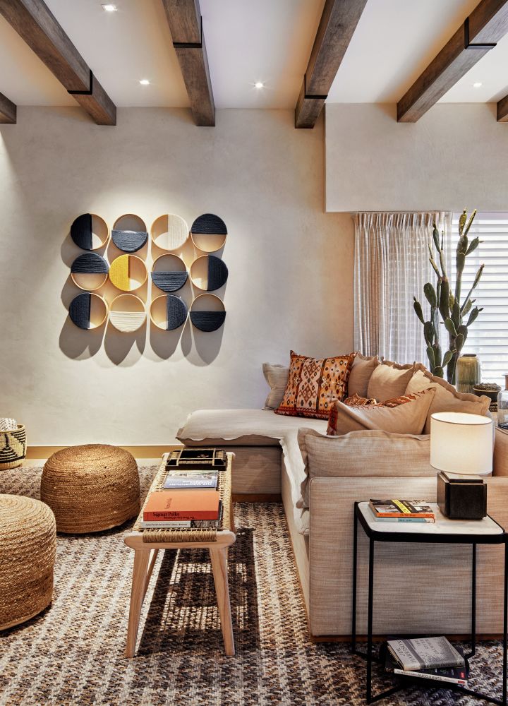 Salle de séjour, canapés et téléviseur au mur