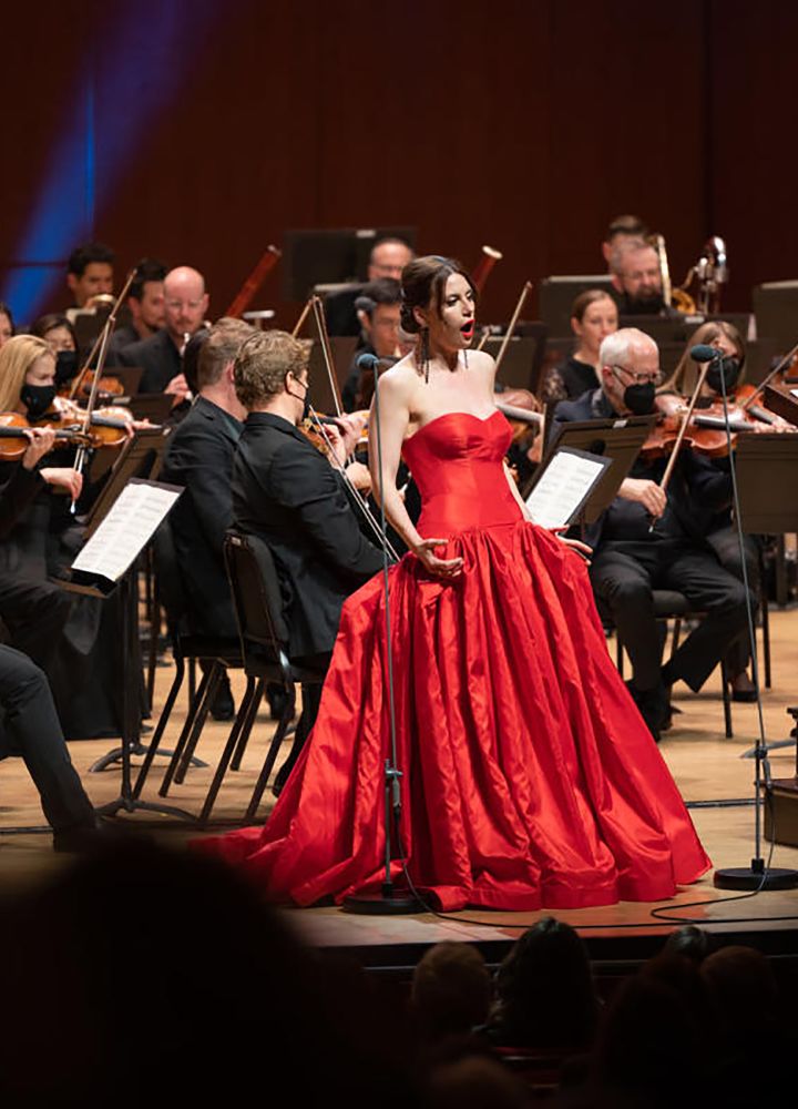 mujer con vestido rojo