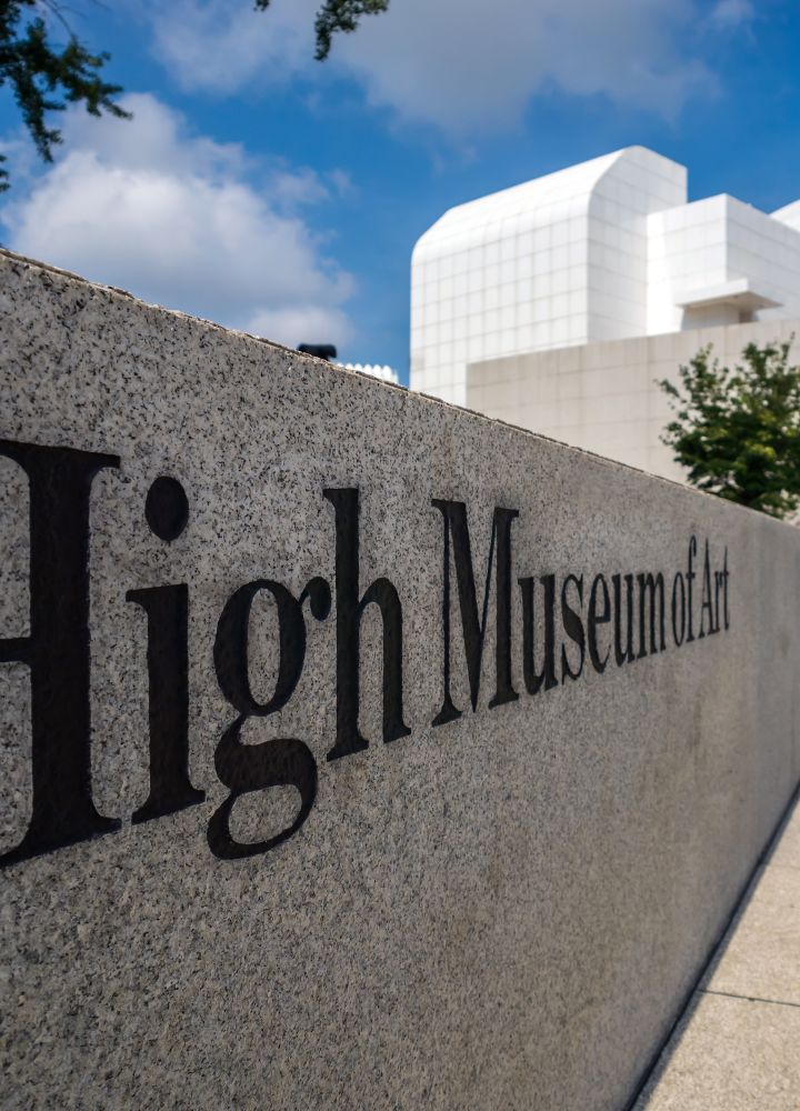 pared del museo con cartel