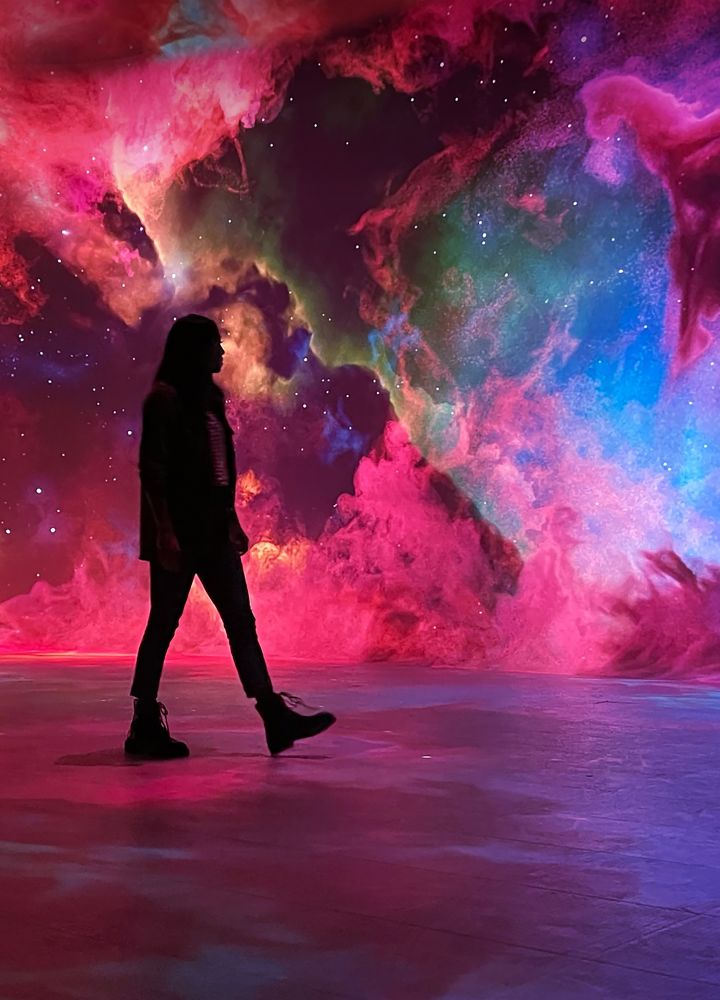 persona caminando por arte