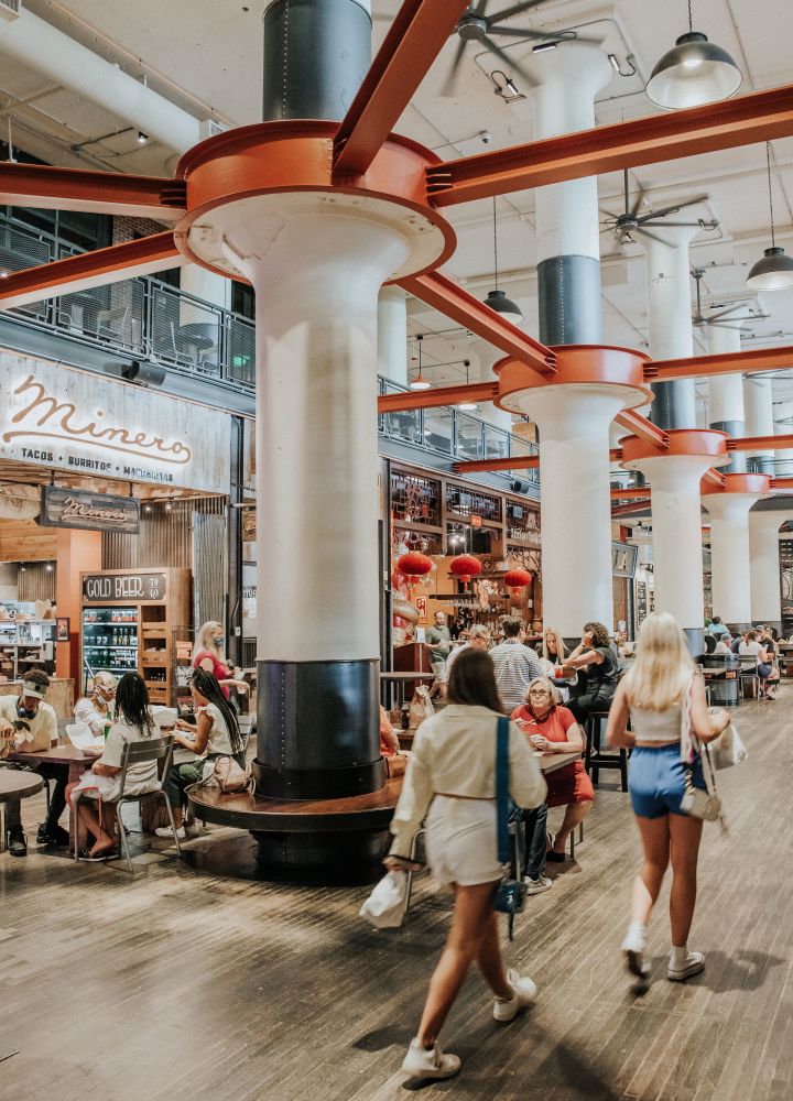 dentro del mercado de la ciudad