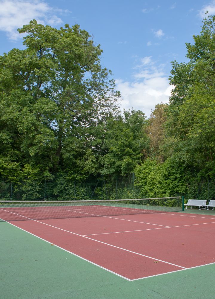Tennisplatz mit Netz und Bäumen